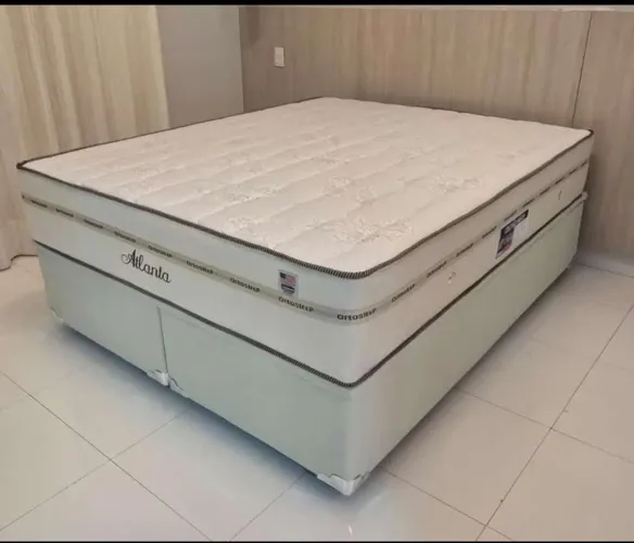 Cama queen com colchão firme resistente a peso