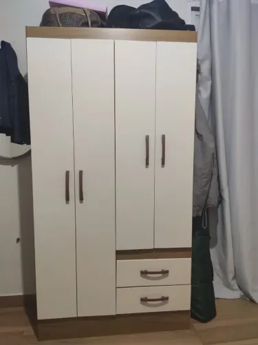 Vendo 1 guarda roupa com 1 mes de uso, motivo viagem 