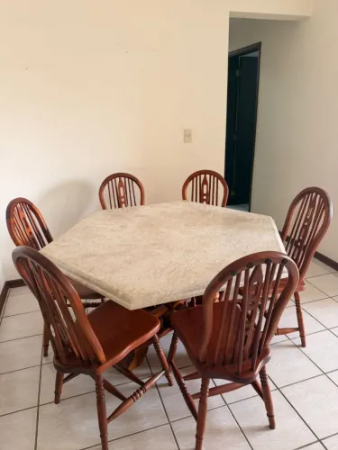 Mesa de madeira maciça e mármore com 6 cadeiras