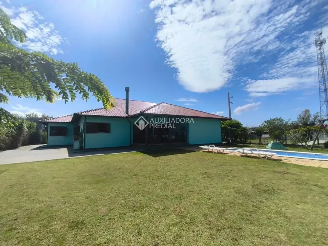Casa de 365m² em Terreno Gigante de 1.209m² na Praia da Pinheira