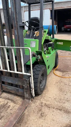 Empilhadeira Clarck GLP/gás C500 2,5 Ton ( torre 5 metros)