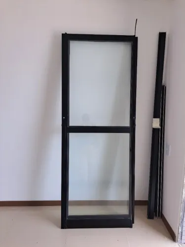 Porta com esquadria de alumínio- Guarnição completa
