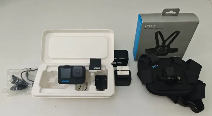GoPro HERO 12 BLACK - à Prova D'água com 5.3K60, com Carregador+2 baterias extras e Shest.