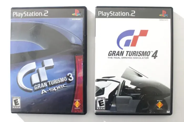 Gran turismo 3 e Gran Turismo 4 para PlayStation 2 originais, completos e perfeitos.