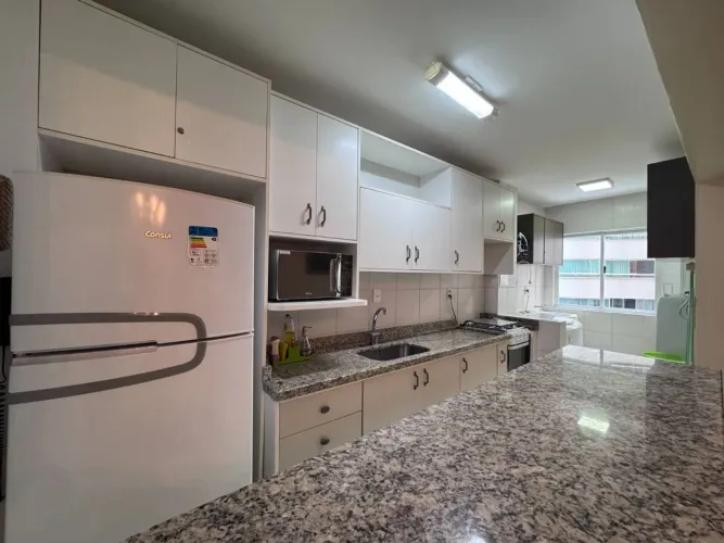 Apartamento mobiliado na quadra mar com 2 dormitórios para locação anual