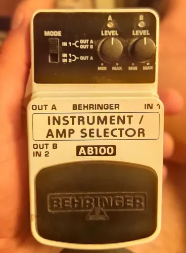 Pedal Behringer AB100 Instrument / Amp Selector