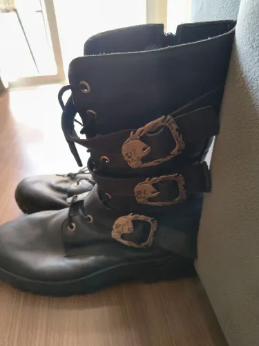 Bota preta cano alto motoqueiro perfeita