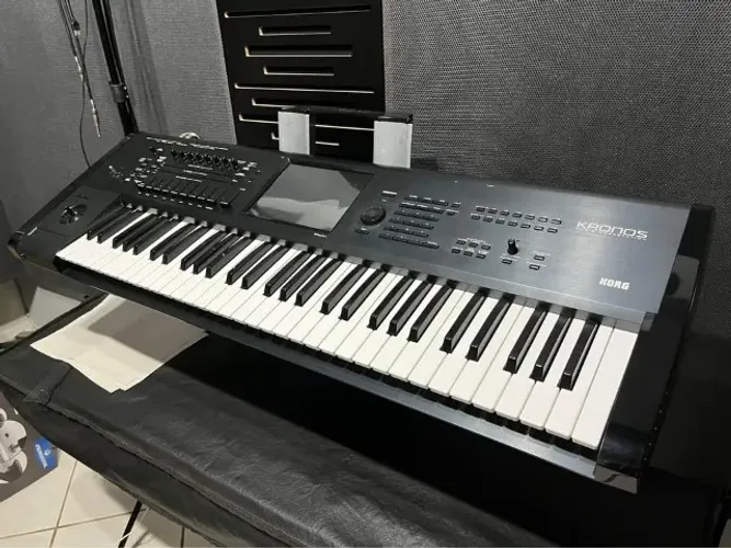 Korg kronos 61 + memoria exandida + sons do korg kronos 2 + SDD 120gb