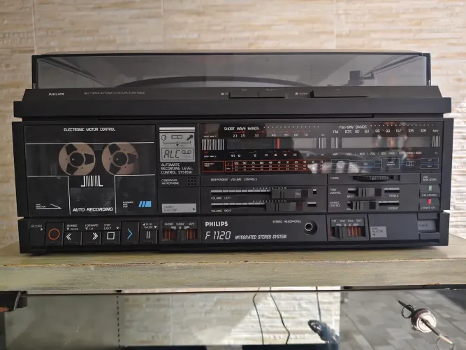 Aparelho de som Philips F1120, um modelo "3 em 1" vintage