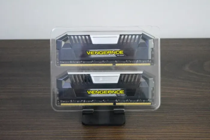 Memória RAM 16GB (2x8GB) Corsair Vengeance com Dissipador | Leia o Anúncio