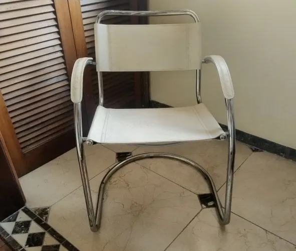 Cadeira Moderna em 100 porcento Couro Estrutura Inox Prateado Polido