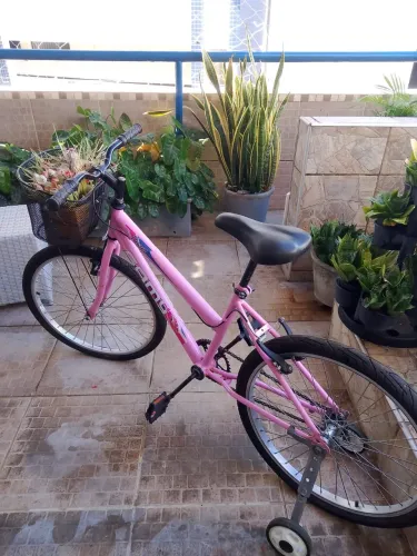 Vendo bicicleta semi nova aro 24 feminina com cestinha e rodinhas de brinde