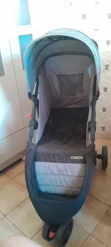 Carrinho de bebê com bebê conforto semi novo
