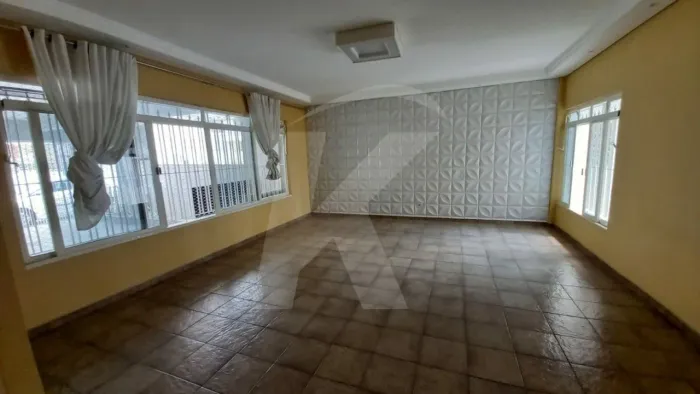 Sobrado com 3 quartos com suítes, sala, cozinha, 4 banheiros, 3 vagas de garagem perto do
