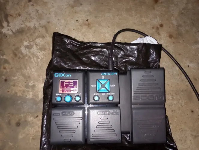 Pedaleira zoom g1xon
