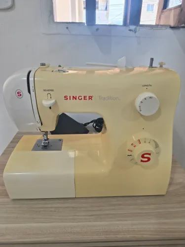 Máquina de Costura Singer Tradition 2250 
