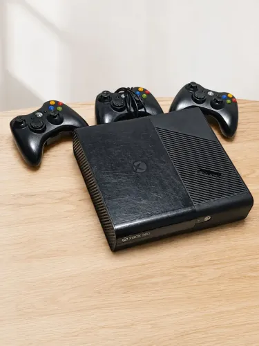 Xbox 360 Super Slim Desbloqueado RGH + 3 Controles + 500GB