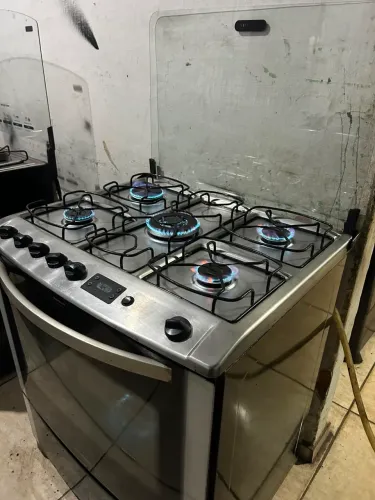 Fogão 5 bocas Electrolux muito bom pegando tudo perfeitamente