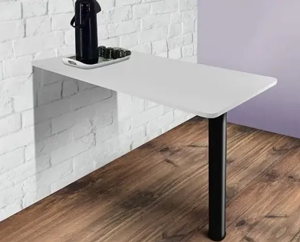 Mesa de parede com banquetas