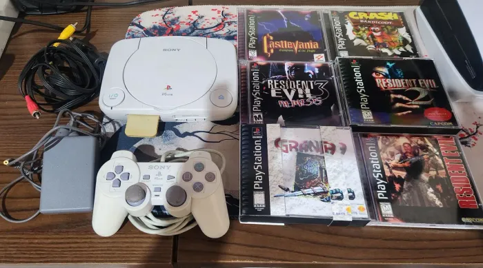 <br>Play 1 com cabos originais, leitor funcionando e com 6 jogos reprô