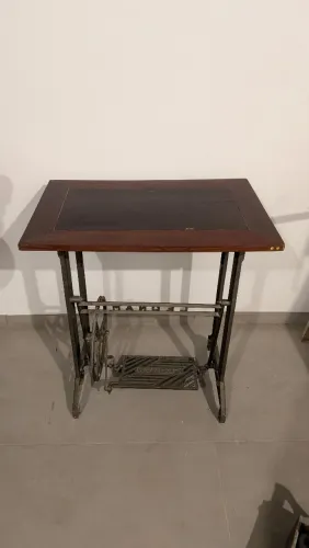 Mesa/aparador com pé de máquina de costura 