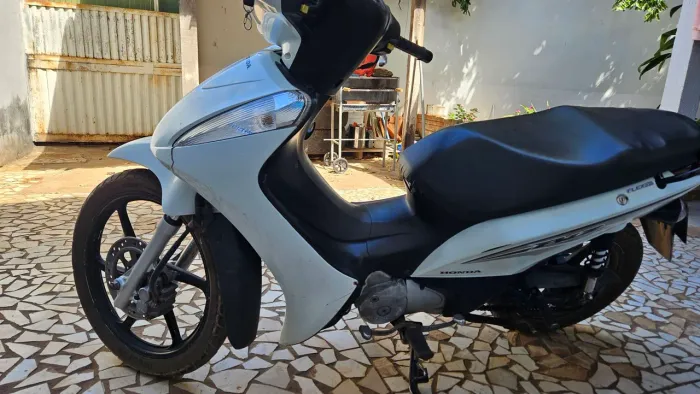 Vendo Honda Biz 125 EX 2016 completa 