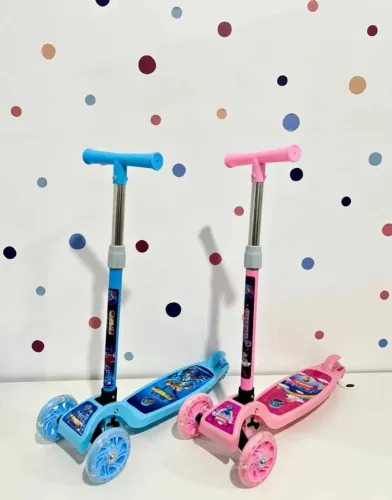 Patinete infantil disponível azul e rosa