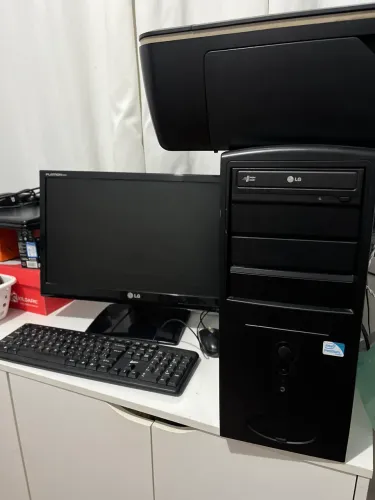 Monitor LG + teclado + torre