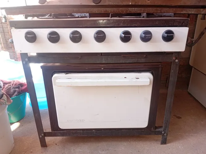 VENDE-SE fogão industrial 4 bocas com forno marca dako