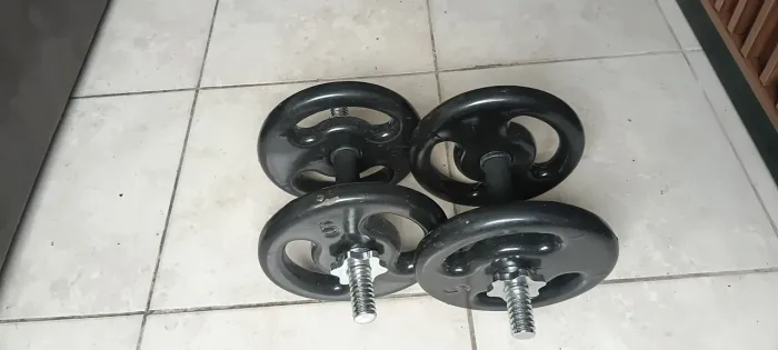 2 Halteres de rosca com 4 anilhas de 5 quilos , semi novos $ 400