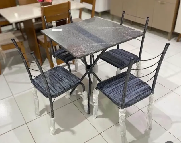 Conjunto de mesa com 4 cadeiras disponível a pronta entrega