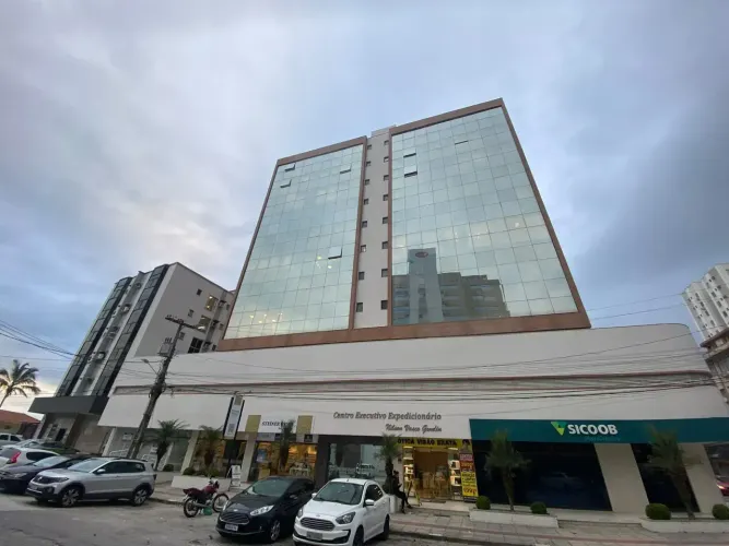 Aluguel de sala comercial com 1 vaga de garagem bem localizada no Estreito, Florianópolis