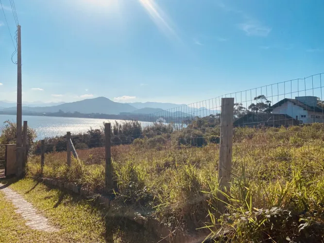 Terreno único com vista eterna para Lagoa de Ibiraquera e seu por do sol encantador , com