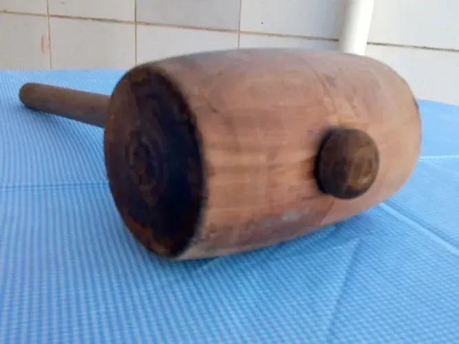 Martelo Antigo Todo em Madeira Para Bater Pneu (Serve para Decoração )