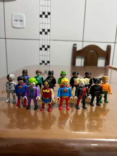 COLEÇÃO PLAYMOBIL DC com 14 personagens 
