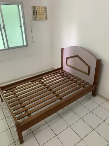 Cama de casal em madeira maciça