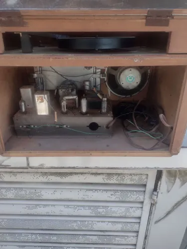 Rádio e vitrola antiga