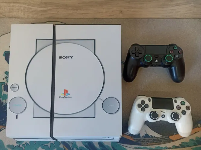 PS4 Fat 1TB, funcionando perfeitamente, acompanha 2 controles originais e 2 jogos físicos