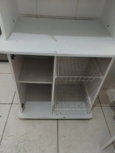 Armário multiuso para adoção.