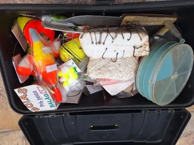 Kit de 8 varas de pesca e vários outros utensilios