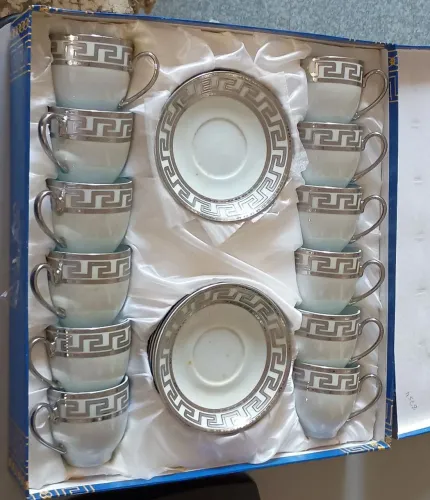 Jogo de xícaras de porcelana com detalhes em prata