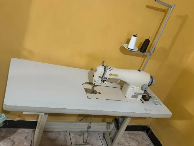 Vendo máquina reta industrial.