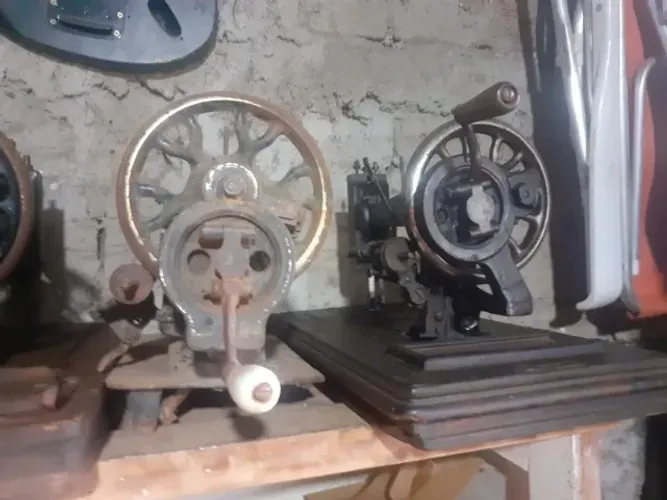 Maquina de costura manivela relíquia antiga colecionador