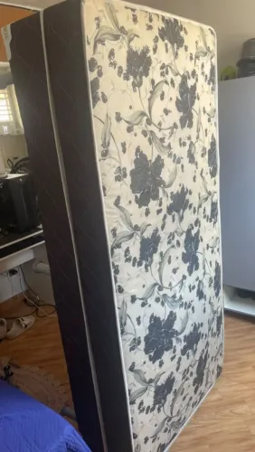 Vende-se cama box de solteiro