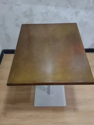 Mesa quadrada madeira
