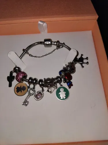 Pulseira Vivara (com 11 berloques em prata e aço). N°18 aceito cartão.