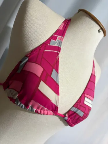 Conjunto biquíni pink, com estampa quadriculada em rosa, cinza e branco