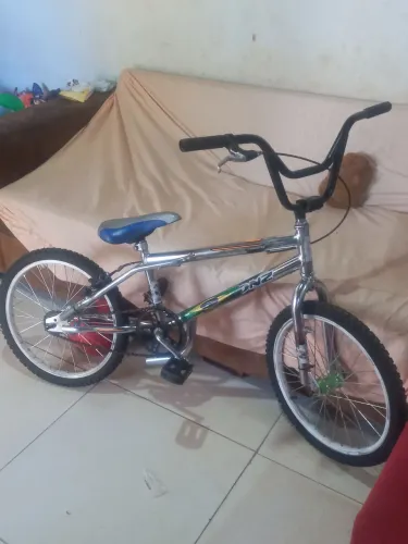 Bicicleta aro 20 Bem conservada com pneus novos e rodas de Rolamentos