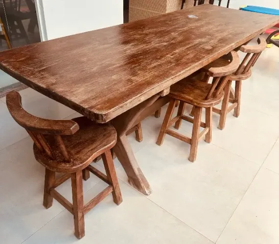 Mesa de madeira com bancos