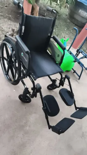 Cadeira de rodas nova com descanso de panturrilha flexível